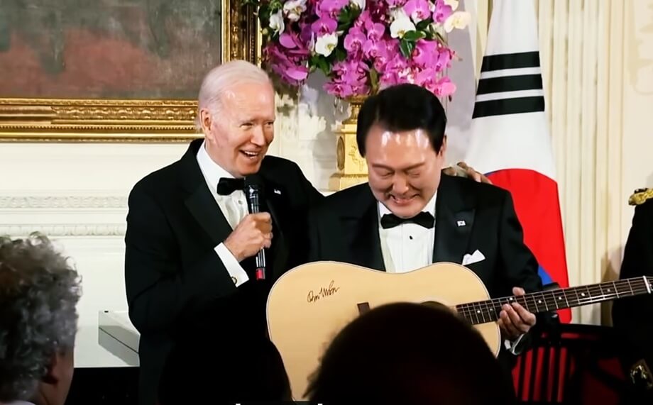 바이든이 윤대통령에게 통기타를 선물하는 장면