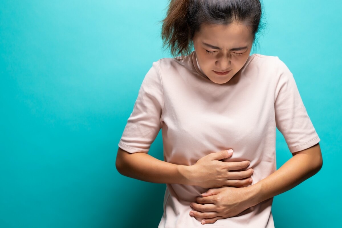 속쓰림으로-통증을-느끼는-여성