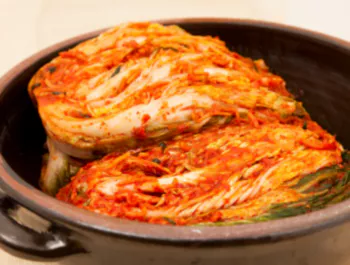 그릇에-배추김치-한포기가-있다