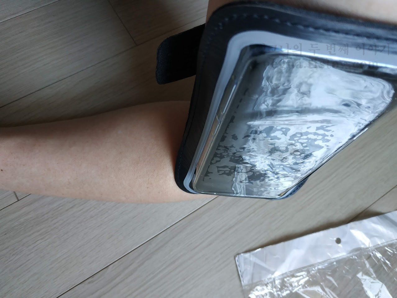 팔에 착용을 하고 촬영