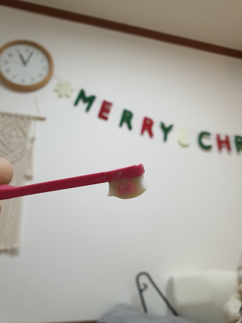 칫솔에 짠 치약 2