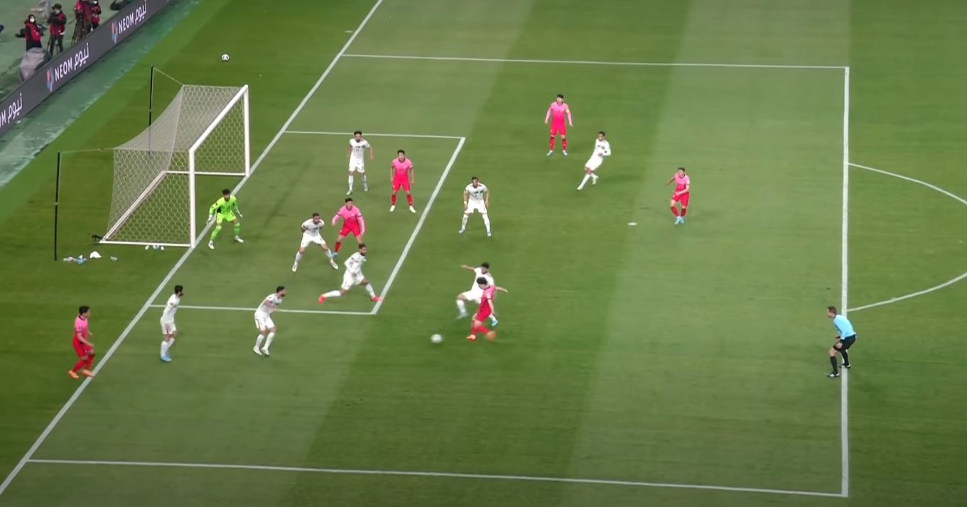 이재성 선수가 센터링하는 장면