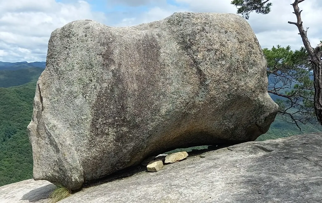 괴산 사랑산 코뿔소바위 형상