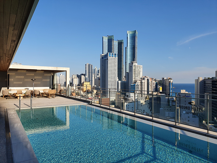 수영장과-해운대-전경