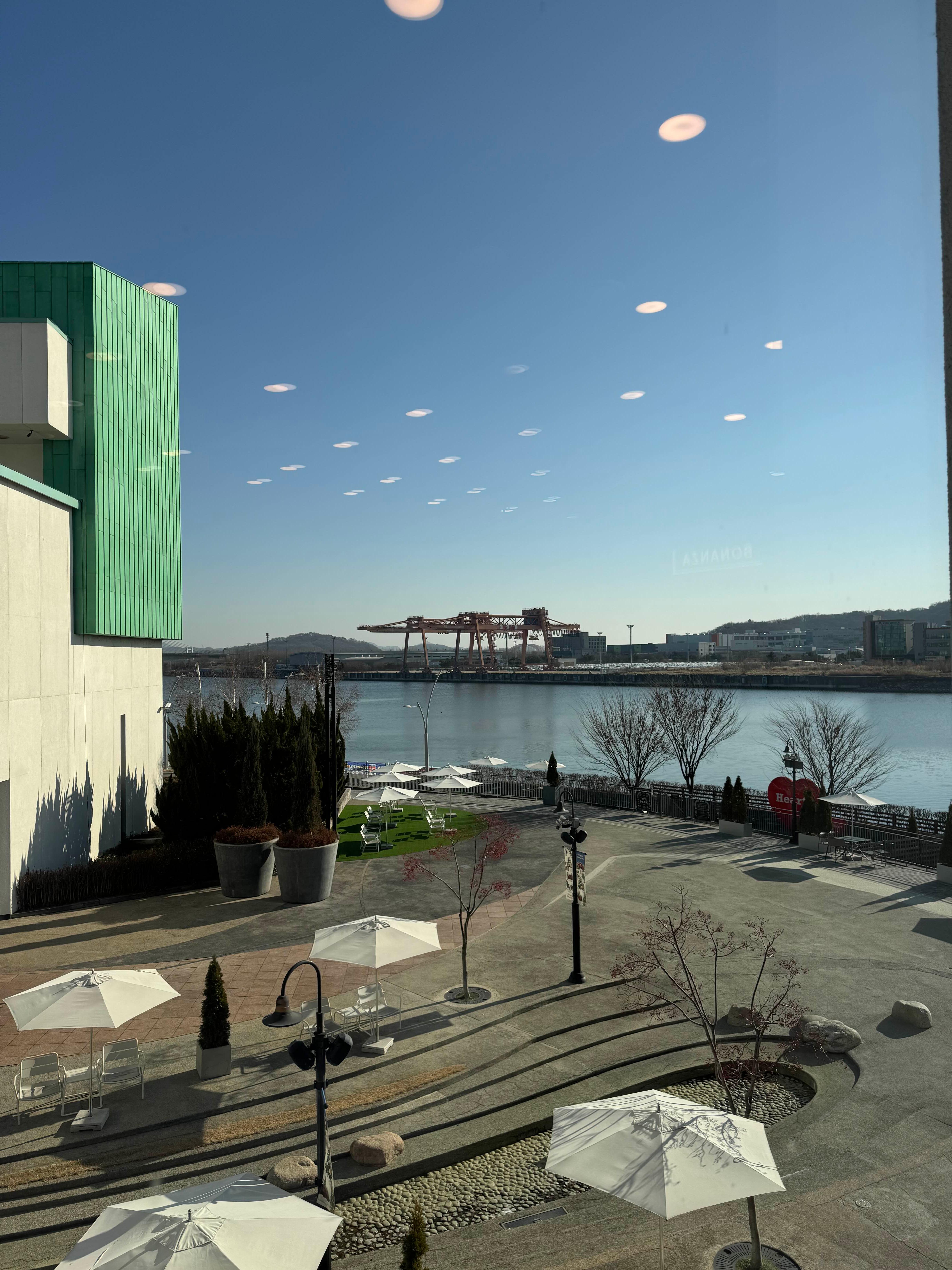 김포 현대 아울렛 창가 경치 사진