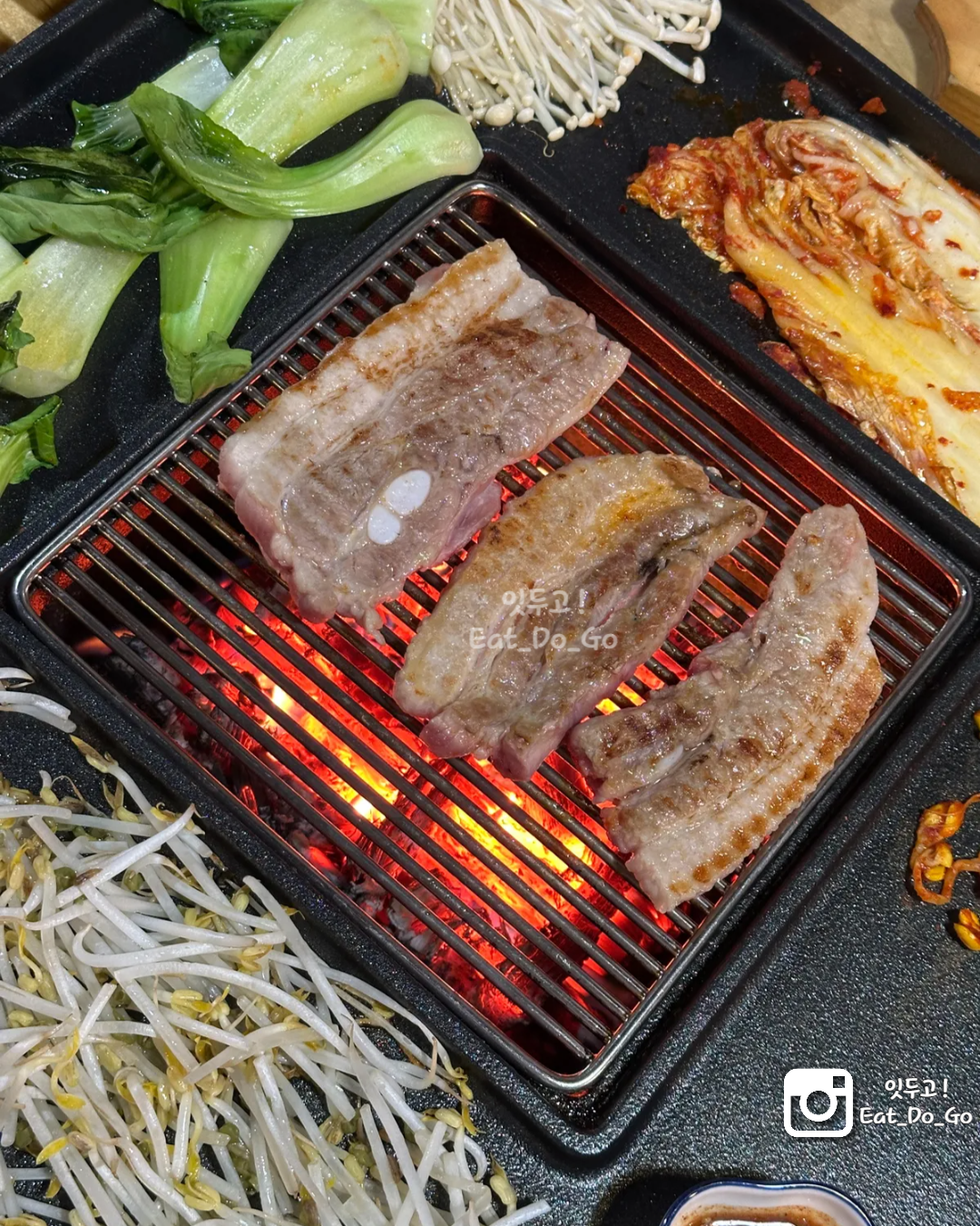 참나무 장작 직화구이, 삼겹살, 청경채, 김치, 야채 구이