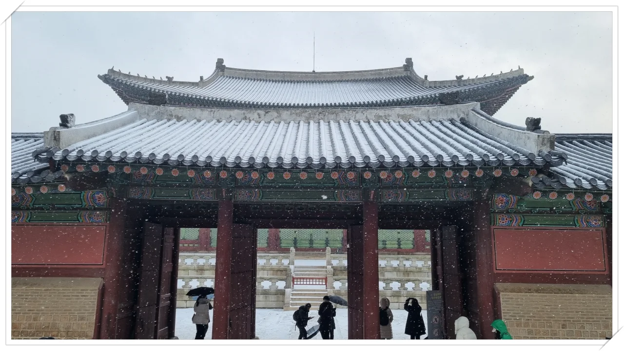 경복궁 사정전 입구에 눈이 내린다