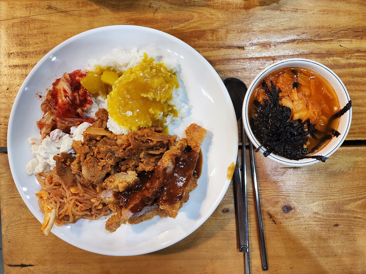 뷔페 한 접시와 잔치국수