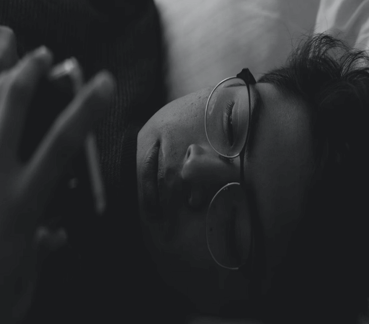 밤에 휴대폰을 보는 남성