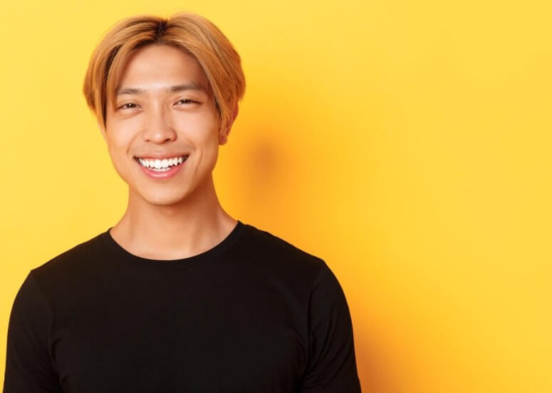 환하게 웃고 있는 남성
