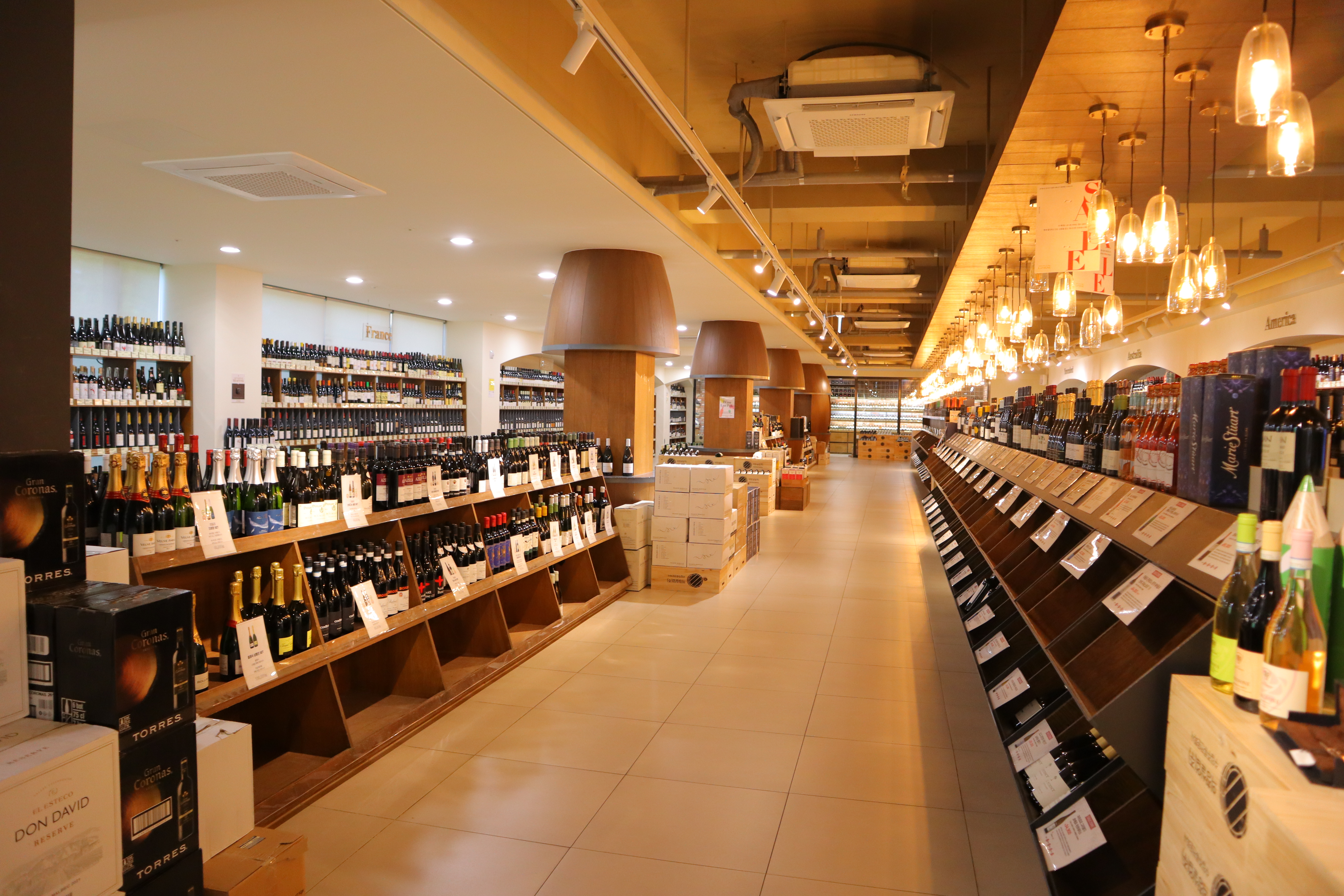 선반에-와인이-가득-진열된-주류-전문점
