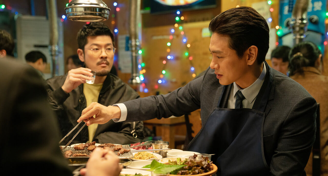 영화 초반 해성이 친구들과 함께 고깃집에서 술을 마시는 장면 속 장기하