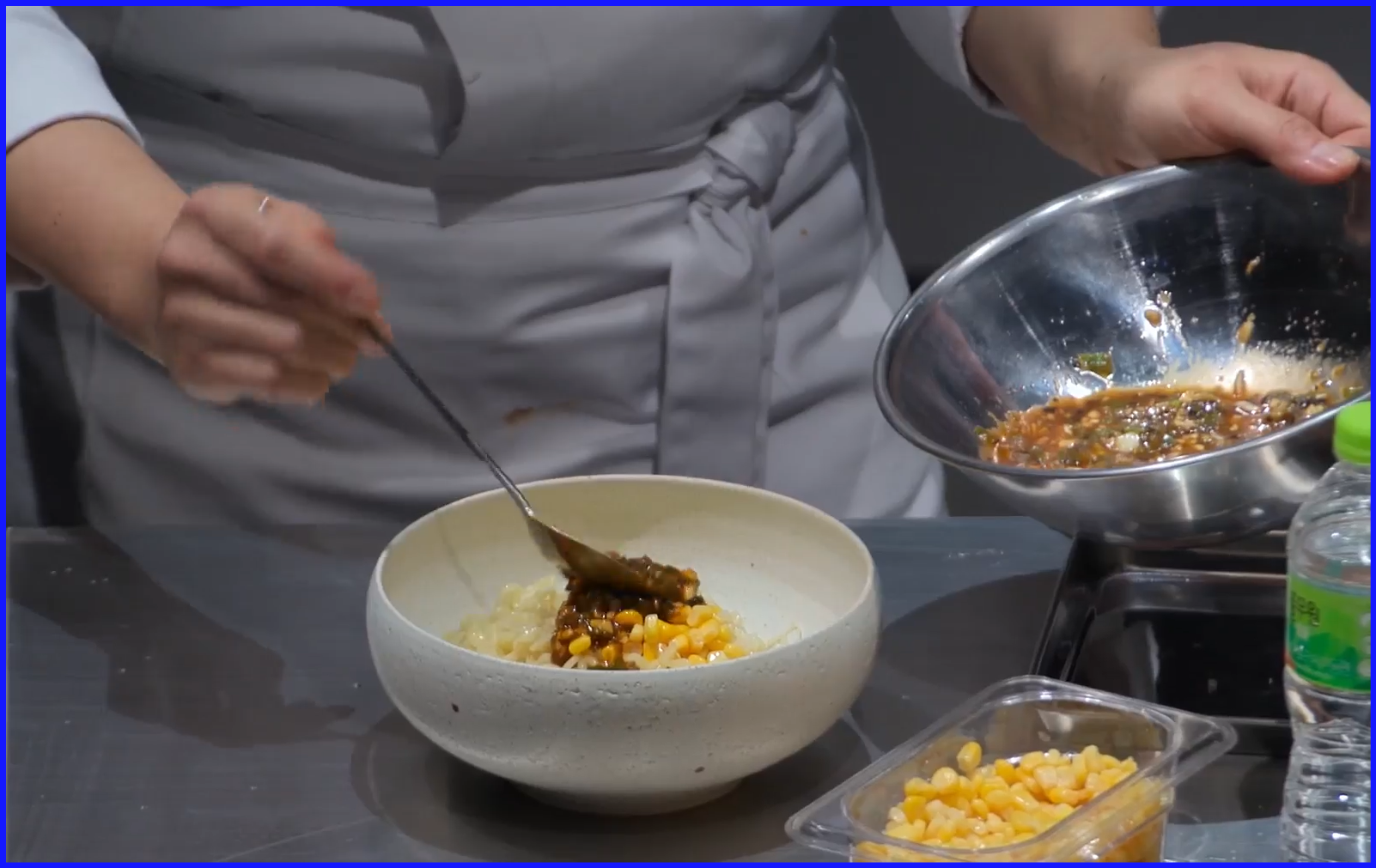 잘-삶아진-면-위에-옥수수콘과-고추다대기-양념장을-올린다