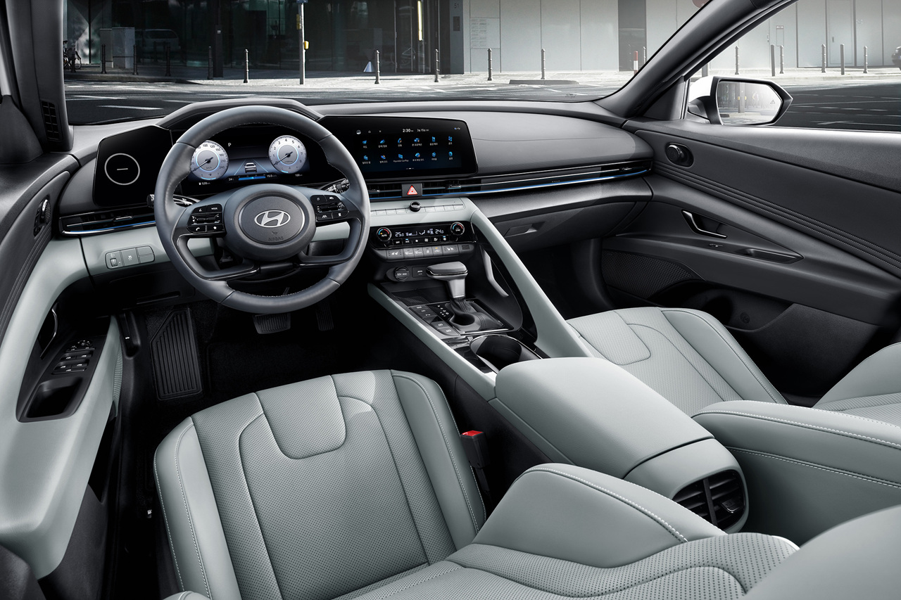 2023년형 현대 아반떼 실내 1열 사진
