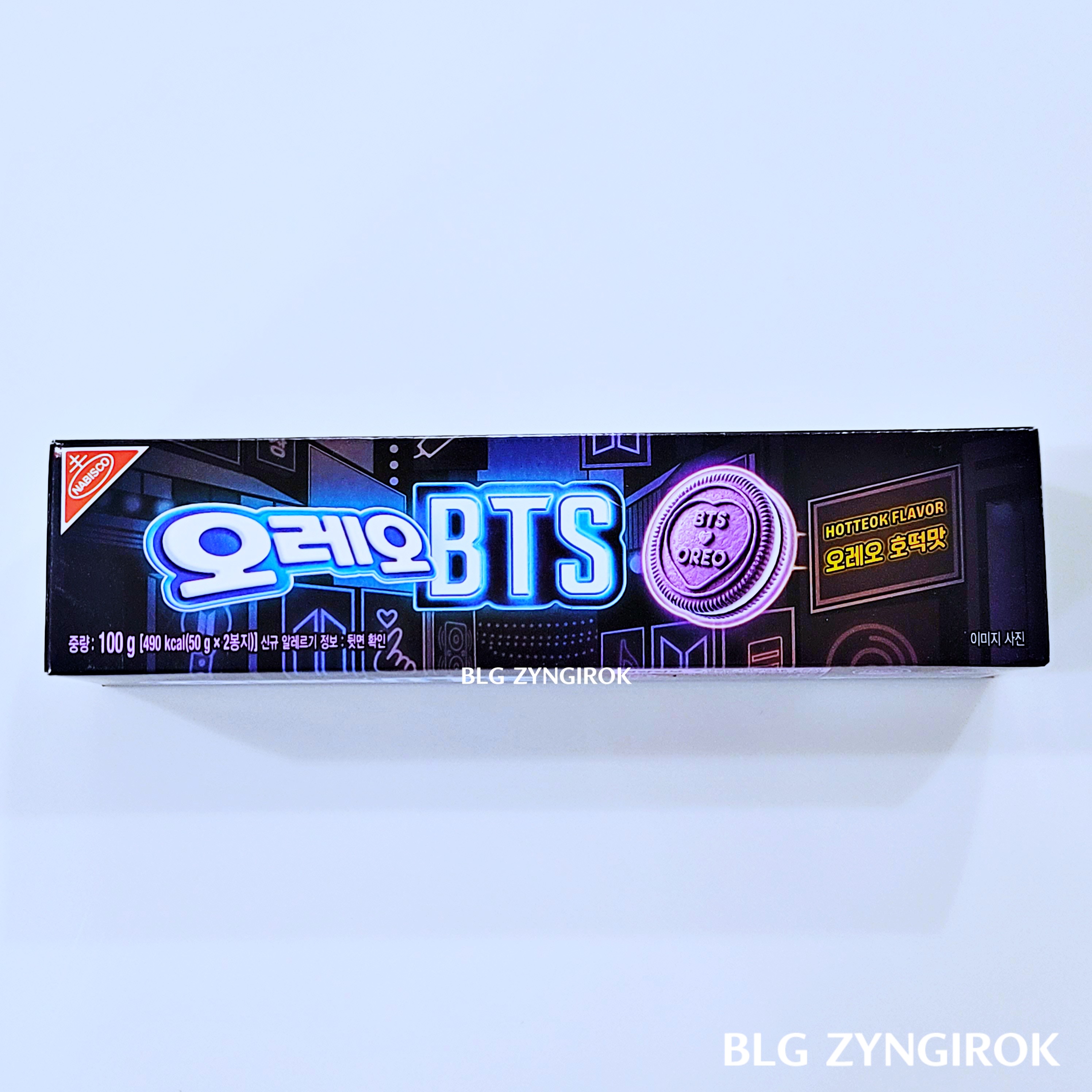 오레오 BTS 에디션 한 상자가 테이블 위에 놓여있다.