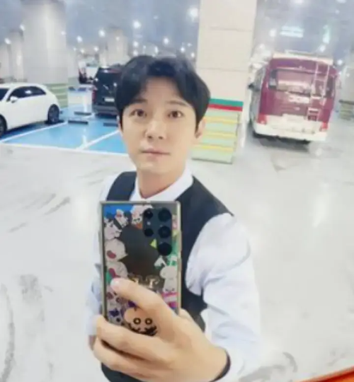 배우-서준영-핸드폰-들고-있는-사진