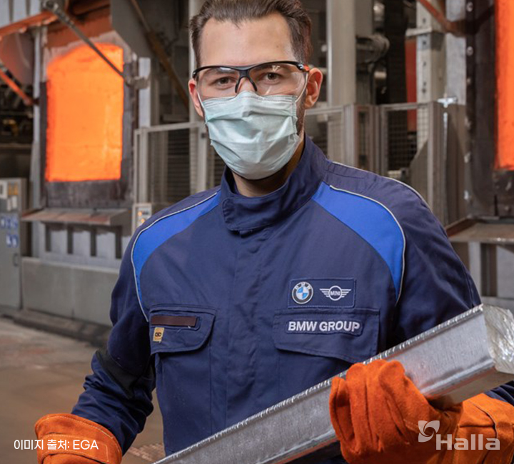 알루미늄 소재를 들고 있는 아우디 노동자