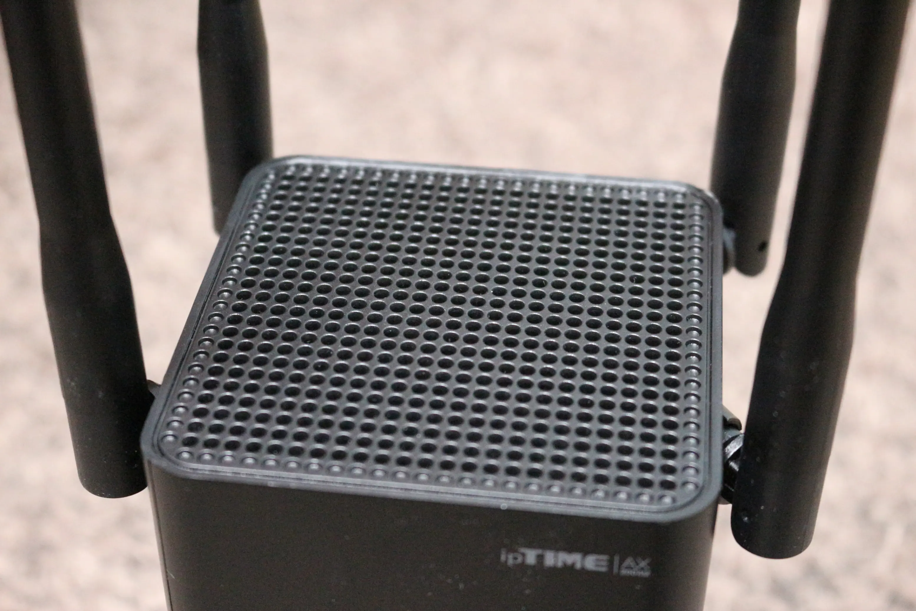 iptime ax2004m 4개의 안테나와 상단 타공