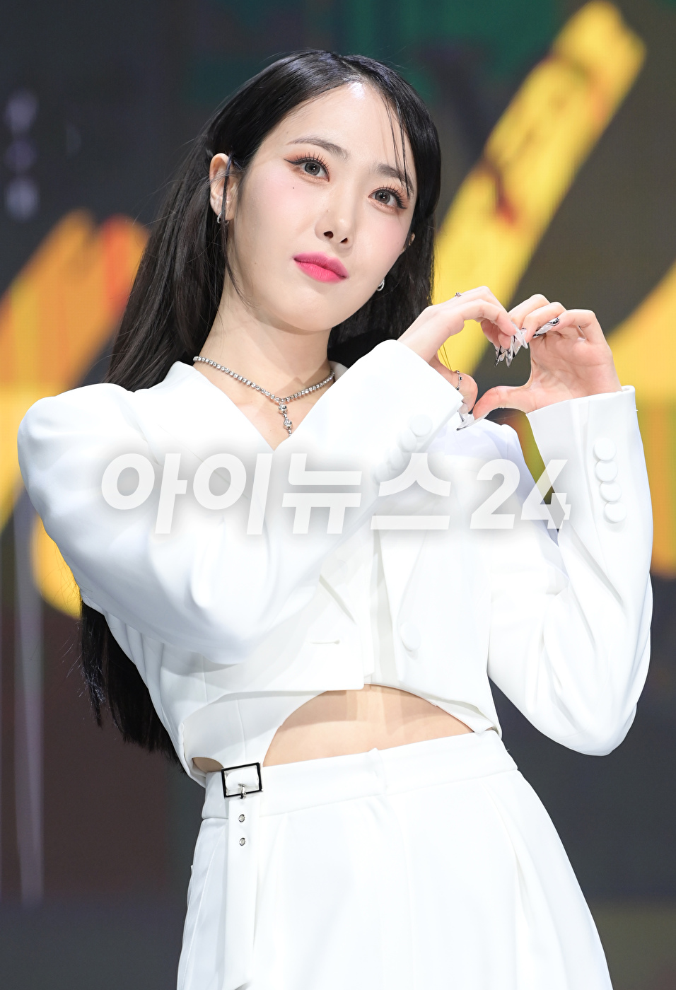 그룹 비비지 신비가 31일 오후 서울 광진구 예스24라이브홀에서 진행된 비비지(VIVIZ) 세 번째 미니앨범 &#39;베리어스(VarioUS)&#39; 발매 기념 쇼케이스에 참석해 포즈를 취하고 있다. [사진=정소희 기자]