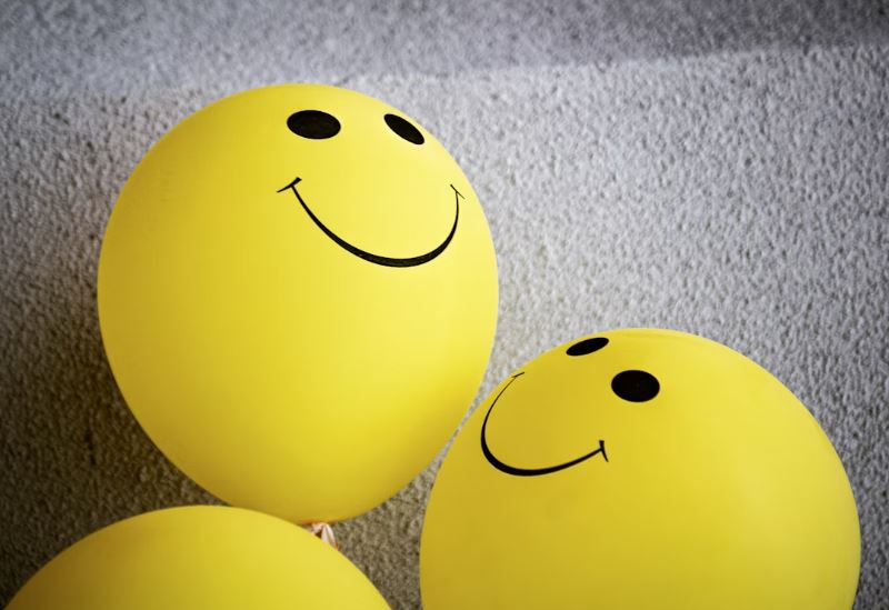 스마일 얼굴이 그려진 노랑 풍선 사진