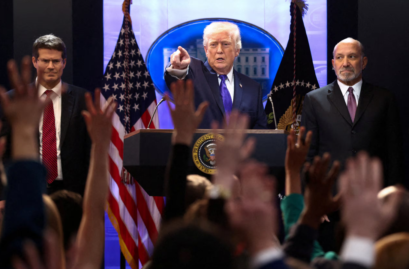 20일(현지시각) 미국 워싱턴 D.C. 백악관에서 관세 부과 시 권한을 초과했다는 대법원 판결에 도널드 트럼프 미국 대통령이 기자회견을 열고 있다. 양 옆에는 하워드 러트닉 상무부 장관(왼쪽)과 D. 존 사우어 법무차관./ 로이터 연합뉴스