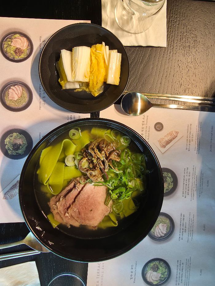 제주 오설록 티 테라스에서 판매하는 말차 온 국수이다. 말차국수.