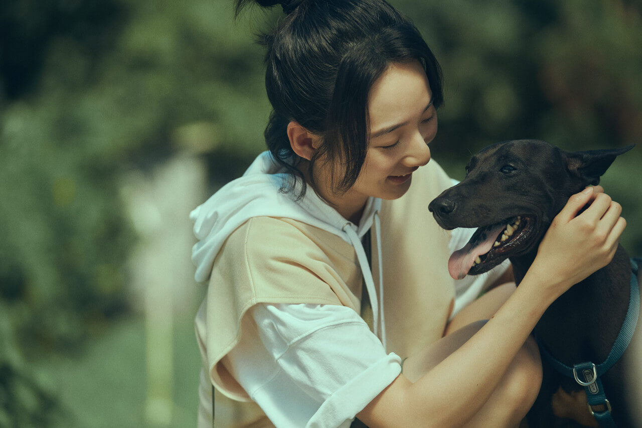 청이의 반려견 화이트의 목덜미를 쓰다듬는 샤오샤