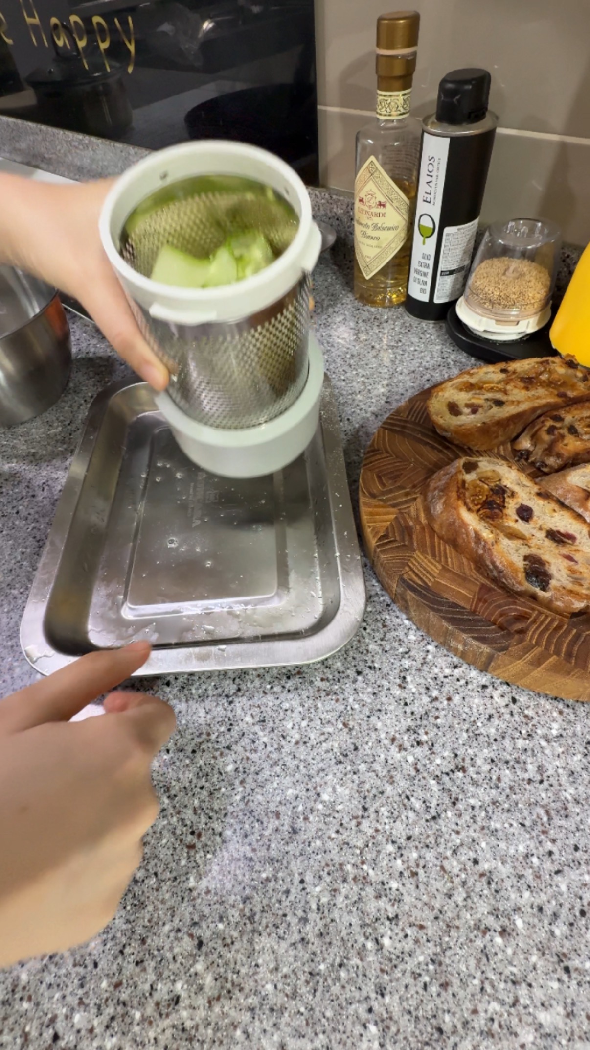 절인 오이의 물기를 짜는 과정