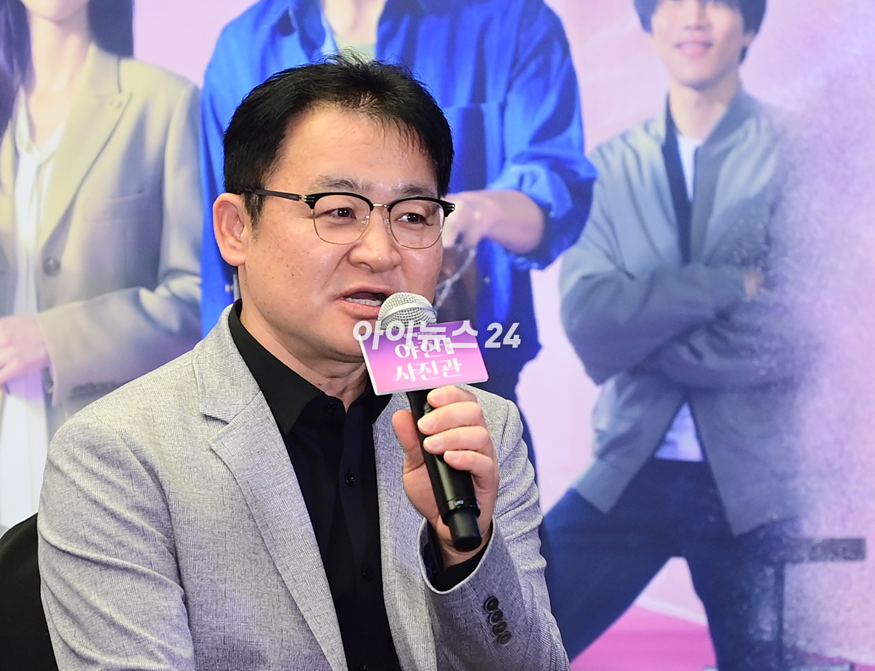 송현욱 감독이 11일 오후 서울 마포구 스탠포드호텔에서 열린 지니 TV 오리지널 '야한(夜限) 사진관' 제작발표회에 참석하고 있다. [사진=정소희 기자]