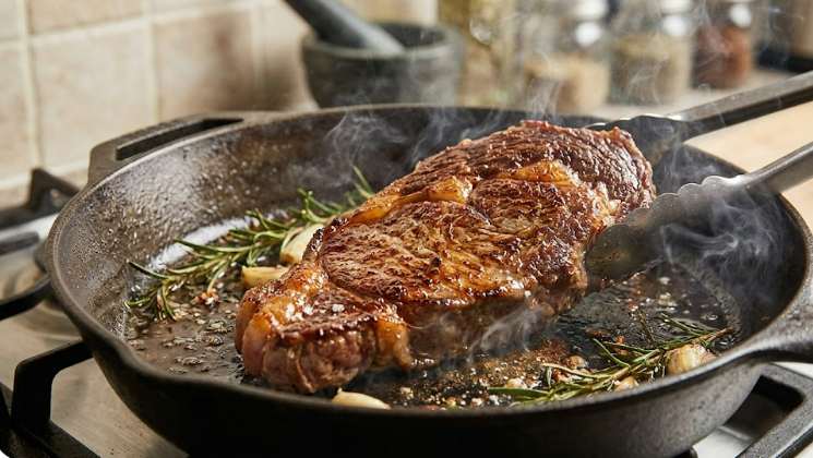 팬에서 노릇하게 익어가는 고기