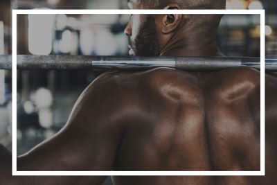 중량 운동하는 남성