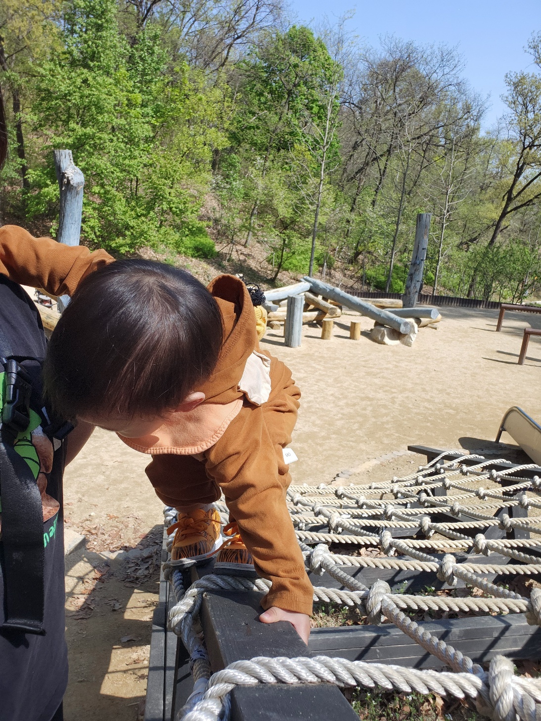 그물망 위를 올라가는 아이