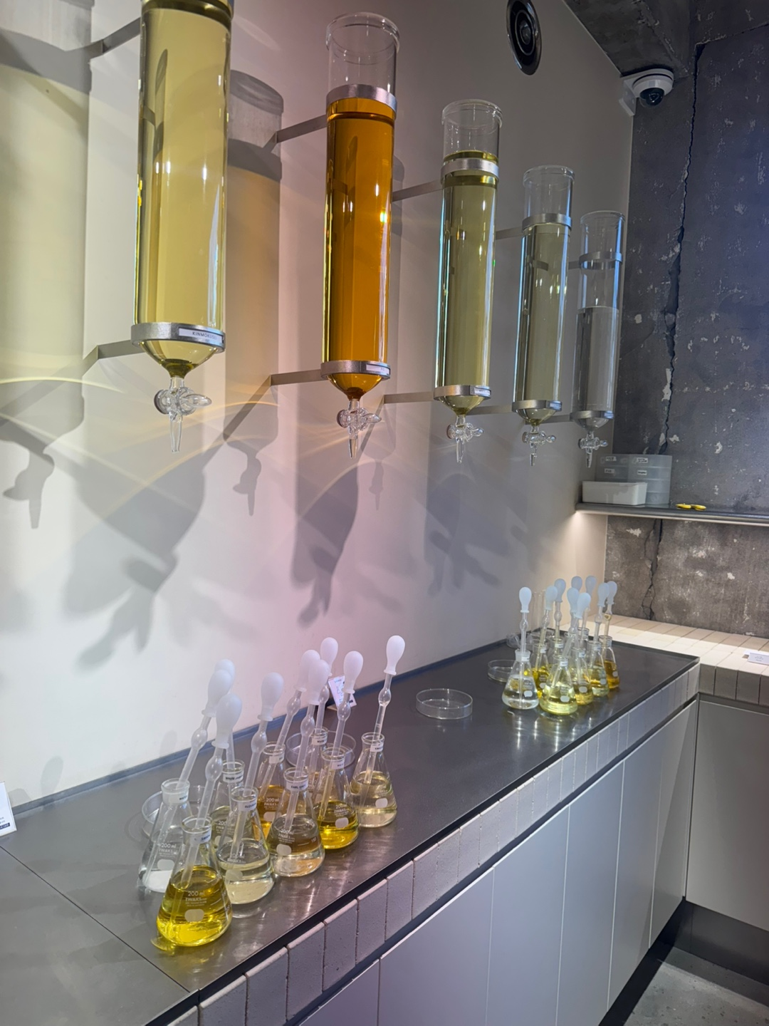 시로 성수 플래그십 스토어에서 찍은 내부 이미지