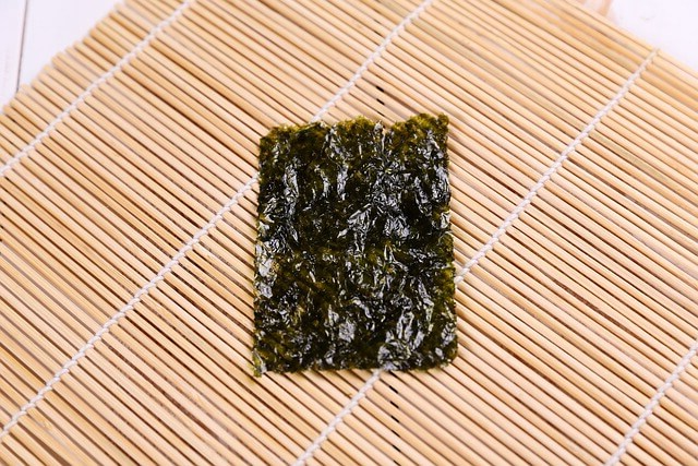 김이 김 발 위에 놓여져 있다