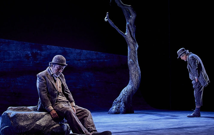 연극 고도를 기다리며 무대