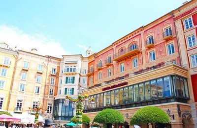 도쿄 디즈니씨에 위치한 파스칼 색깔의 호텔 미라 코스타 외관