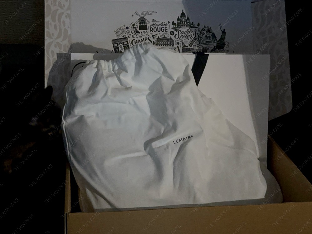 백화점에서 구매하고 집으로 배송받았어요.
무겁게 들고 다니지 않아도 되고, 포장 잘 되어 와서 좋아요.