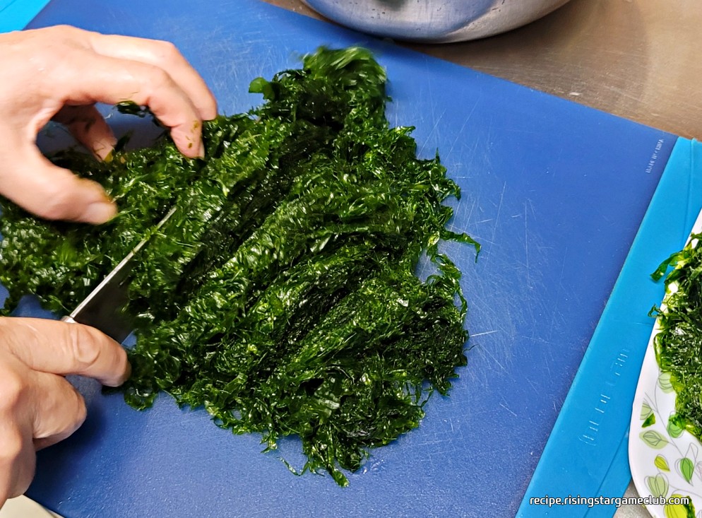 파래 무침에 들어갈 파래를 2cm 간격으로 자르는 사진