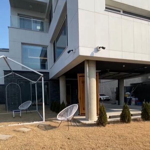 경기도 광주시 신현동에 있는 단독주택으로 3층으로 되어 있고, 집안에 창문이 많아 햇살이 잘 들어오는 집 구조로 되어 있는 단독주택 입니다