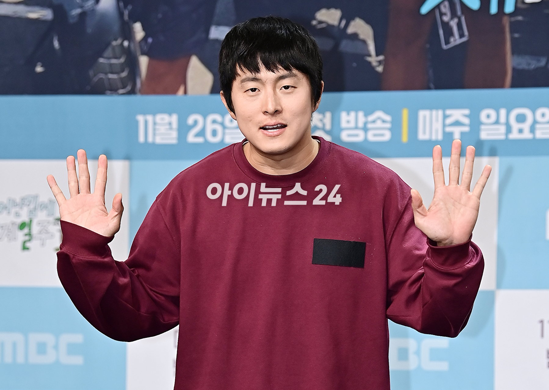 만화가 겸 방송인 기안84가 23일 오후 서울 마포구 MBC 골든마우스홀에서 열린 MBC 예능 프로그램 '태어난 김에 세계일주3' 제작발표회에서 포즈를 취하고 있다. '태어난 김에 세계일주3'은 원시의 바다이자 태초의 자연을 품은 비밀의 섬, 마다가스카르로 떠나는 세 번째 여행기다. 오는 26일 오후 9시 10분 첫 방송 [사진=곽영래 기자]