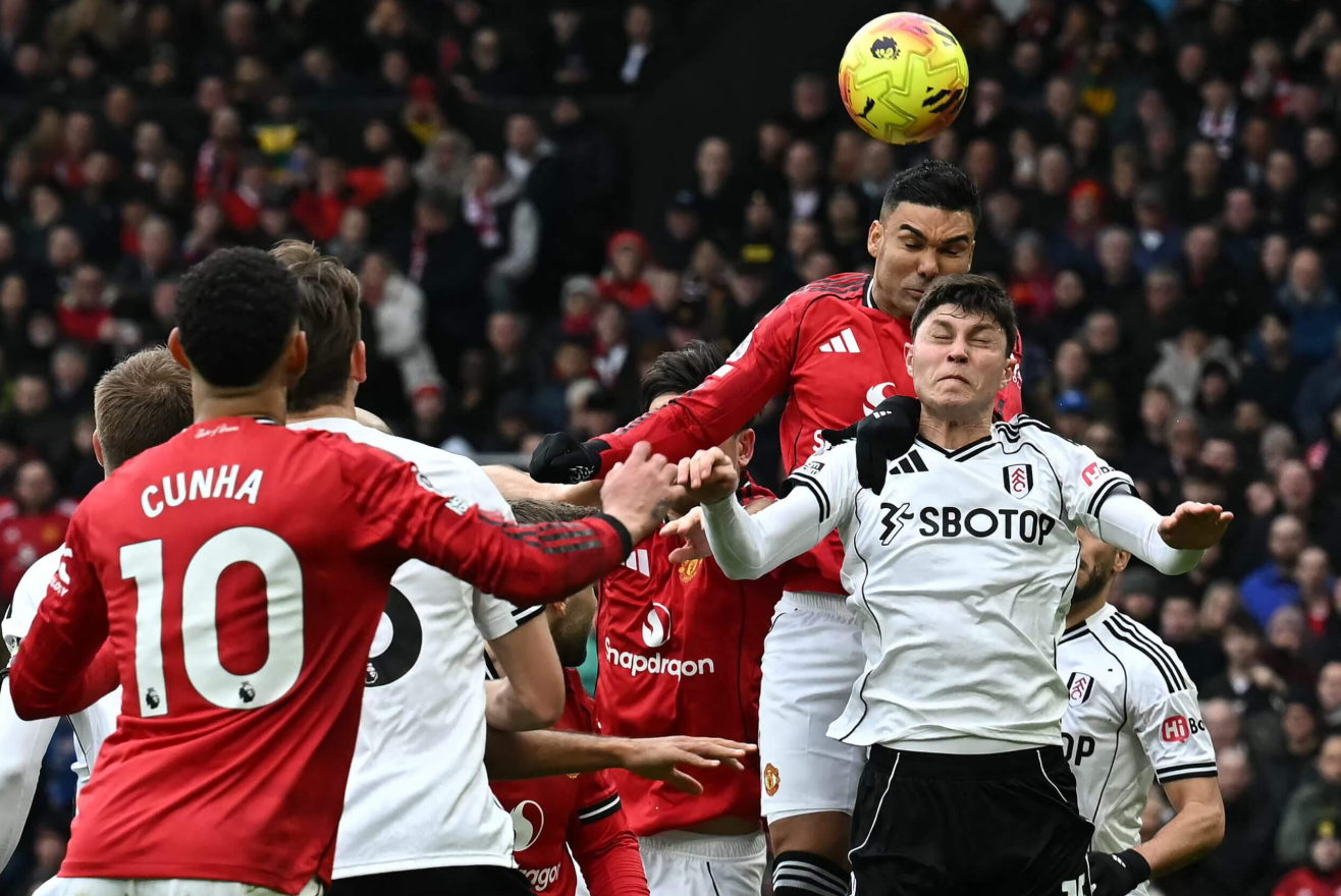 카세미루가 풀럼과의 경기에서 헤딩골을 기록하고 있다.