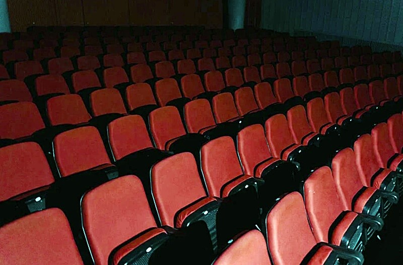 영화관-빨간-의자들의-모습