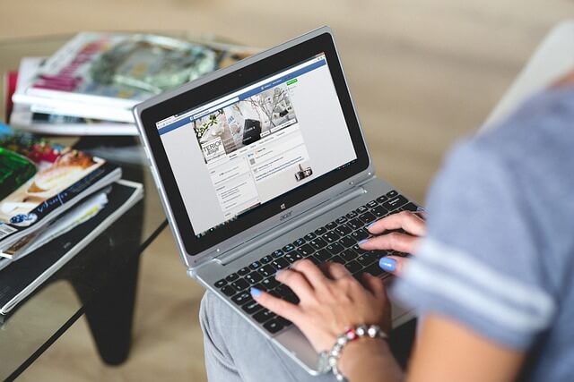laptop 사용하는 모습