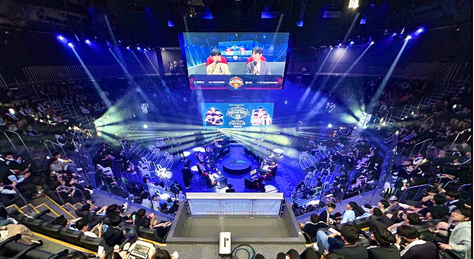 대전의 e 스포츠 경기장 드림아레나의 경기장 모습, 경기 시작전 전광판에서 선수 소개가 이루어 지고있습니다.