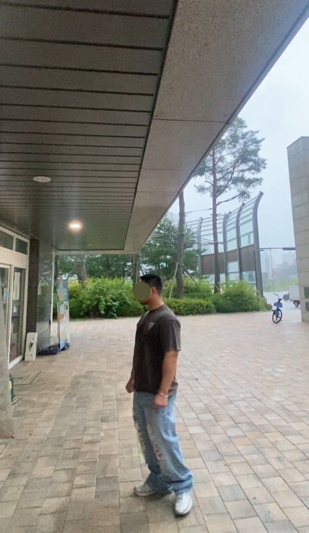 데일리룩(2025. 9. 16.)크림소다랩 스톤워싱 피그먼트 블랙 화이트 반팔 티셔츠, 무신사스탠다드 와이드 데미지진 무파진 디스데님 팬츠, 아식스 조그 100 실버, 빈티지 팔찌