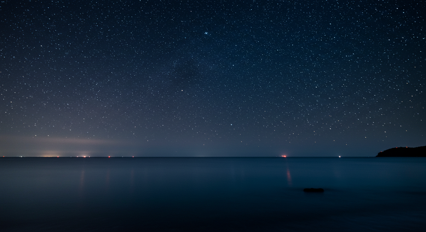 강원도 밤바다를 배경으로 별이 빛나는 밤하늘과 여행의 여운을 표현한 이미지
