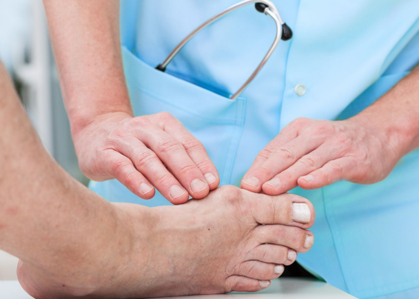 엄지 발가락 옆 통증