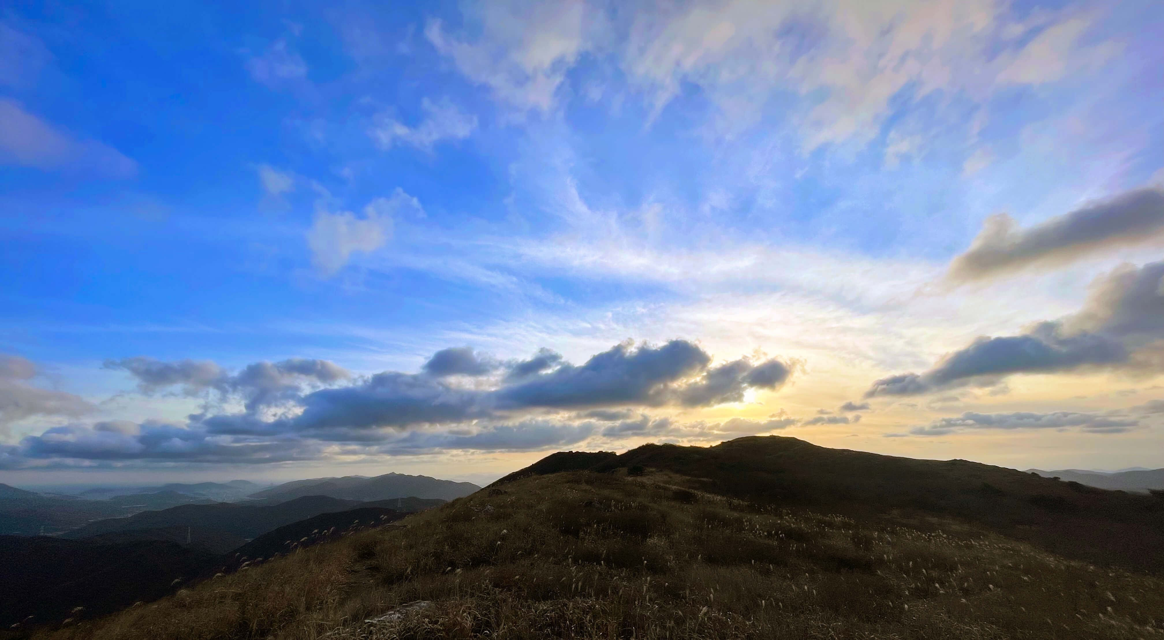 천성산에서 바라본 노을이 빛나는 사진