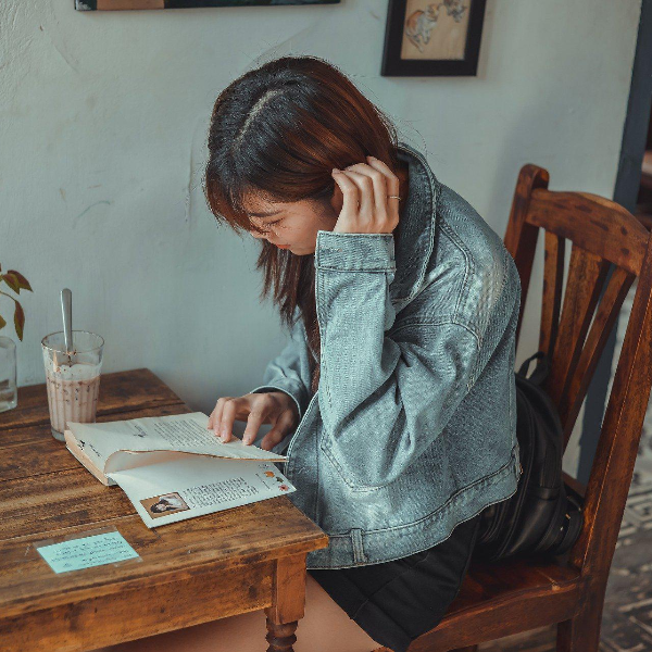 지금까지 stay 해석을 함께 봤는데요.
헤어진 연인에게 매달리는 가사와
신나는 멜로디, 리듬이 대비를 되면서
더욱 흥미롭게 느껴지는 곡이라고 생각되네요.