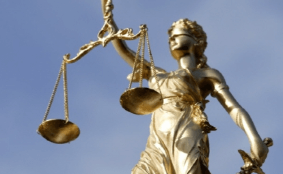 퇴직금 미지급 시 법적 신고와 절차를 상징하는 법의 저울